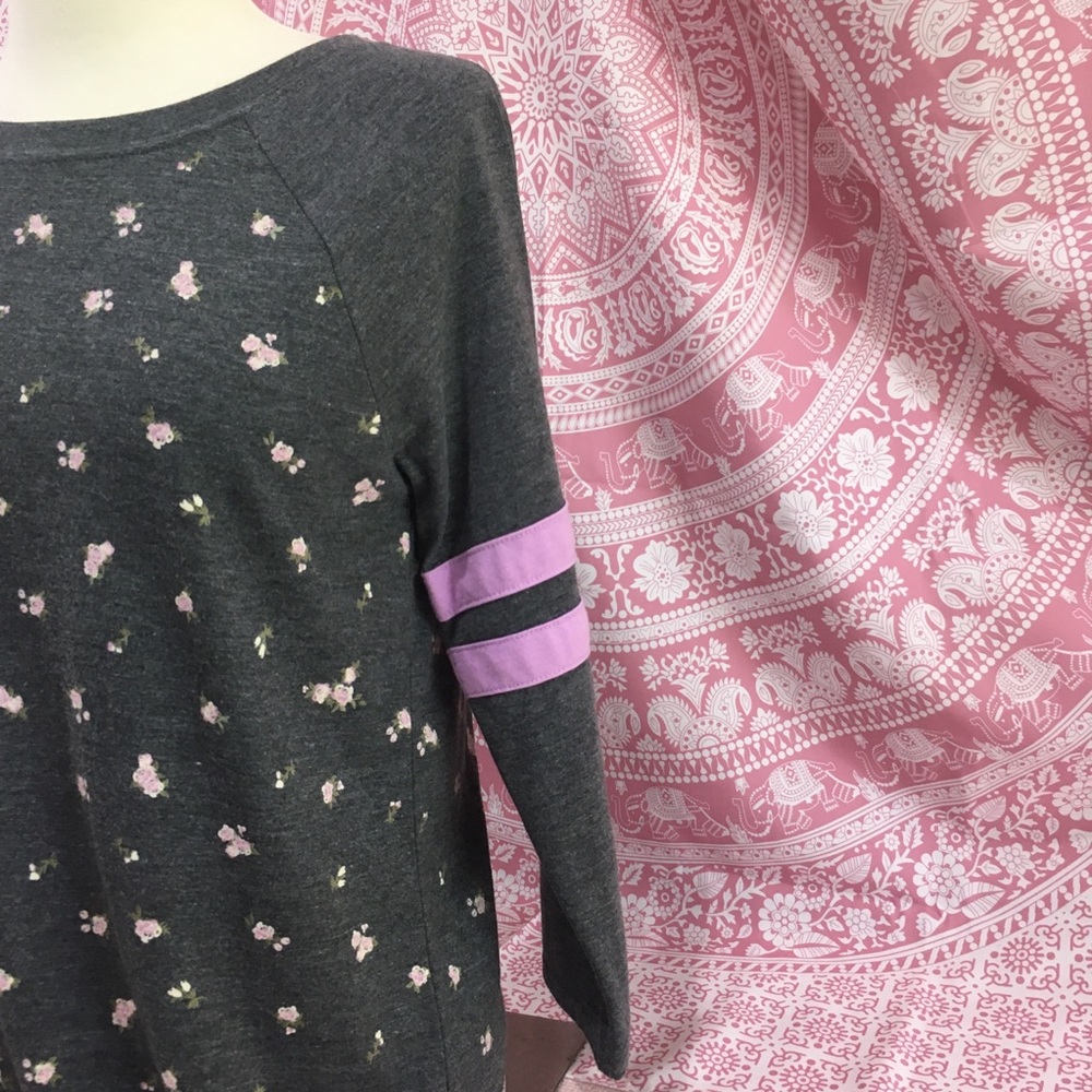 🌷3 Tops for $18 - NWT Arizona Jean Co. Grey Floral Crew Neck Shirt - Picture 3 of 16